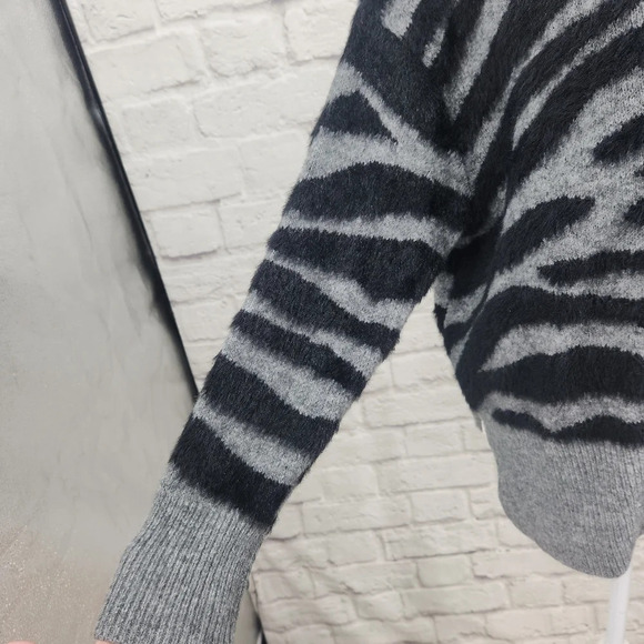 TWINE AND STRING Zebra Print Fuzzy Sweater GREY AND BLACK Oversized Medium - Picture 5 of 12